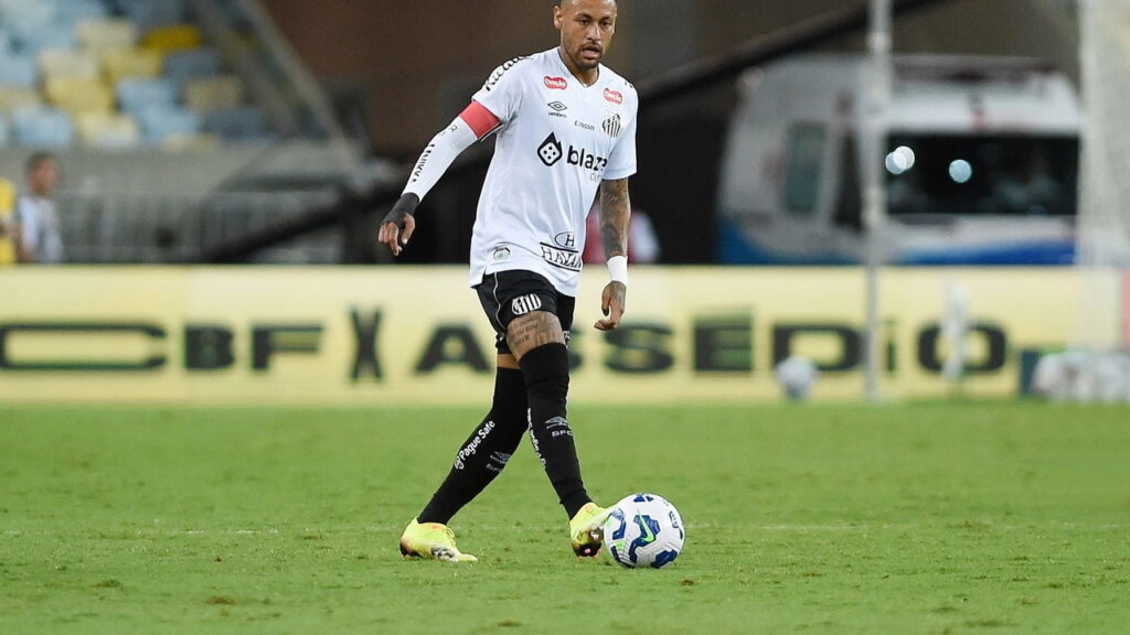 A tensão explode e Neymar perde a cabeça em volta ao Santos