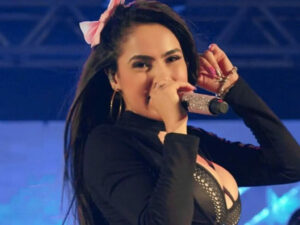 Juliana Bonde se exibe de minissaia e deixa escapar detalhe íntimo