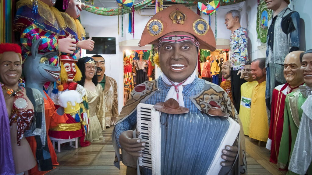 Cidade nordestina encanta com história viva e o carnaval mais colorido do Brasil