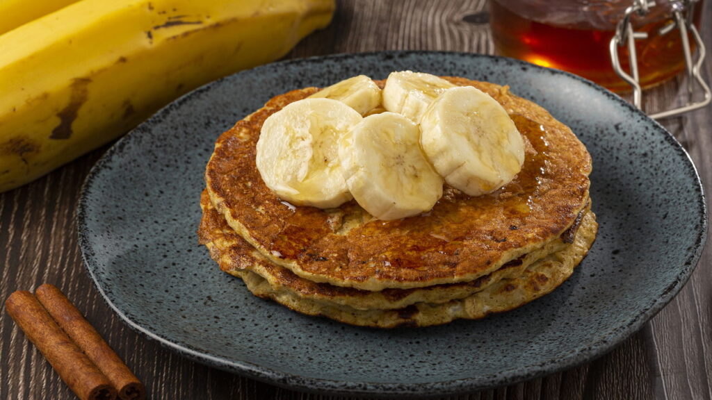 Panqueca de banana sem farinha viraliza como opção saudável
