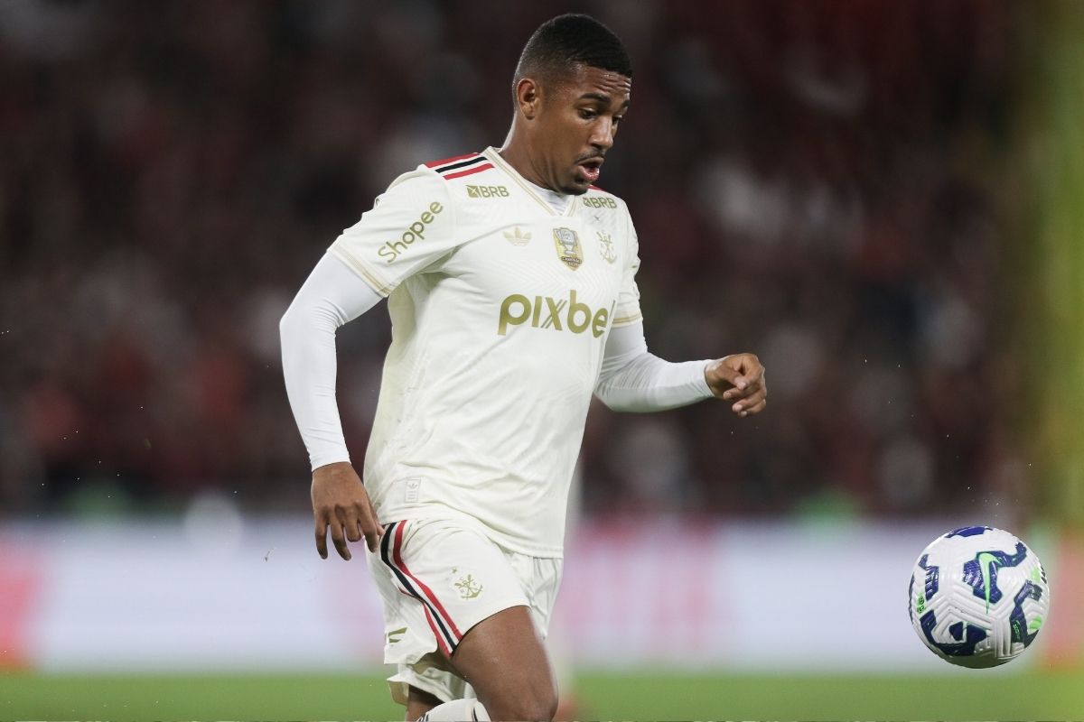 Samu Lino em campo pelo Flamengo