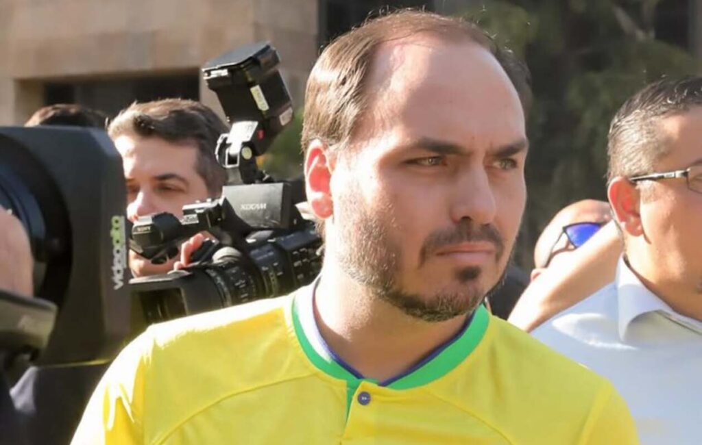 Gentili aceita proposta e arquiva caso com Carlos Bolsonaro
