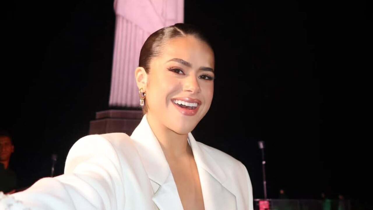 Maisa Silva inspira! Vestido marrom e tênis branco, a dupla perfeita para o inverno!