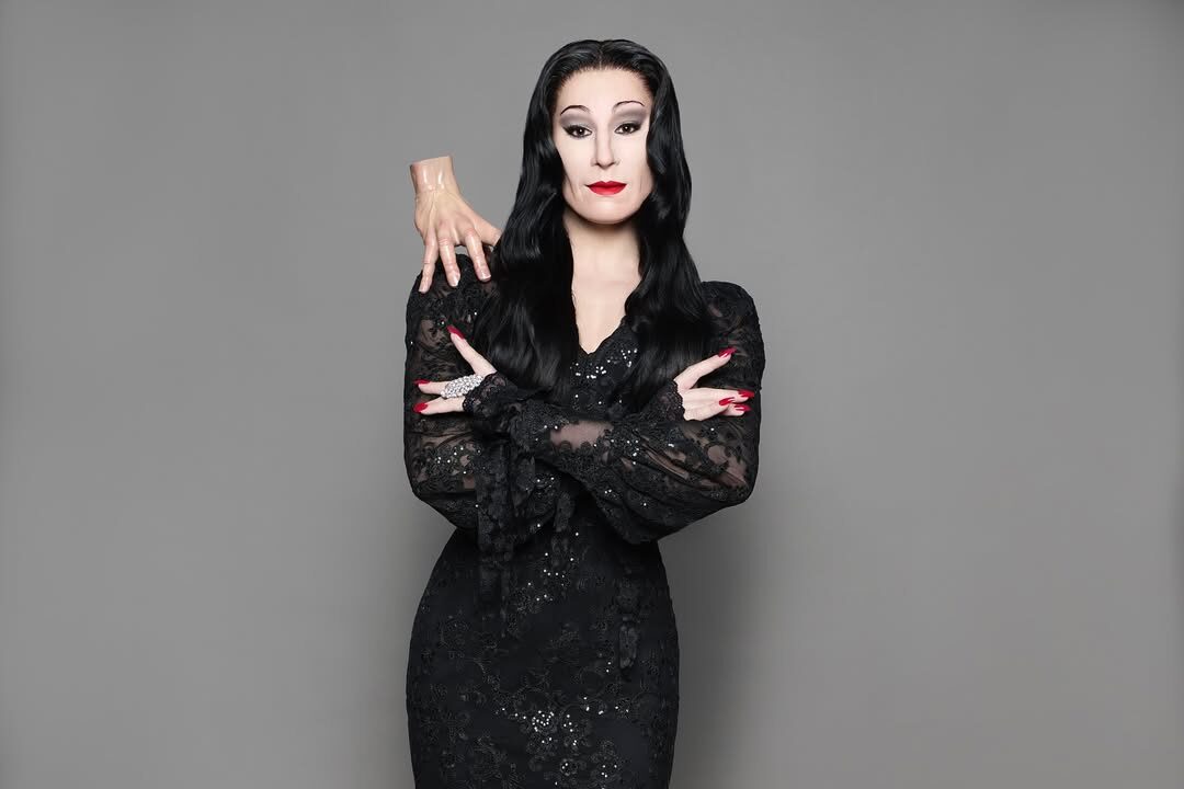 Conheça Alexis Stone! O artista que vira Morticia Addams e choca a moda em Paris
