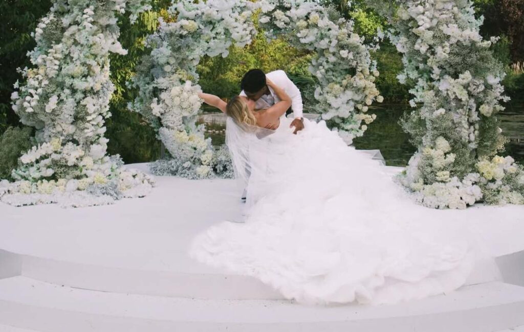 Endrick e Gabriely Miranda celebram casamento romântico
