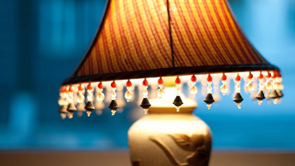 Decoração criativa transforma abajur simples em peça de destaque