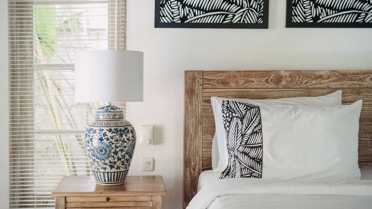 Decoração criativa transforma abajur simples em peça de destaque