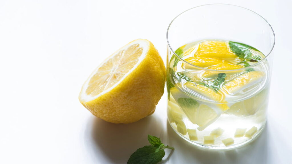 Beber isso ao acordar está ajudando muita gente a emagrecer
