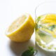 Beber água com limão ao acordar pode prejudicar o estômago?