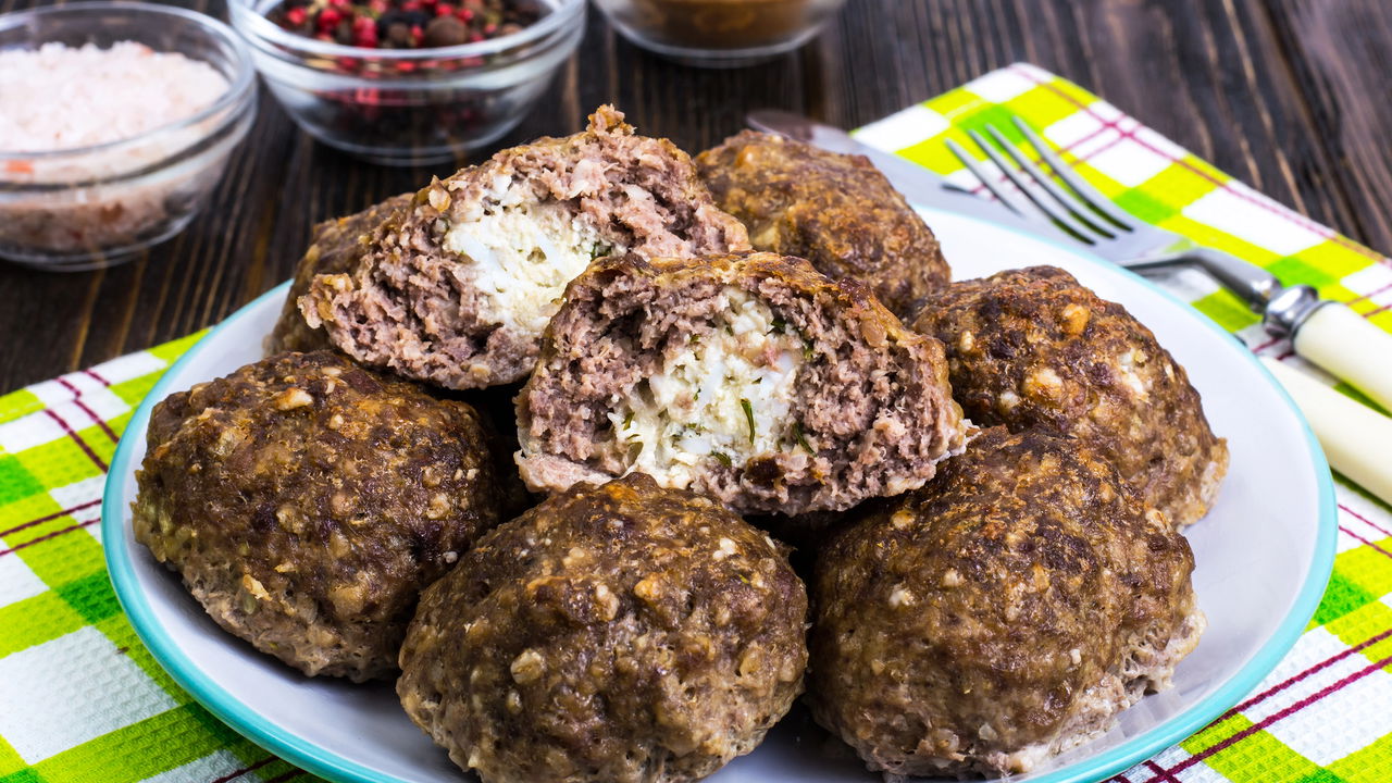 Essa almôndega com queijo na air fryer virou queridinha da noite