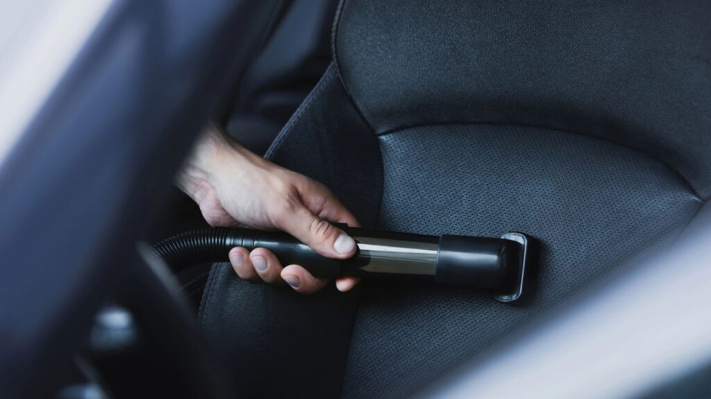 Truque barato para acabar com manchas no banco do carro