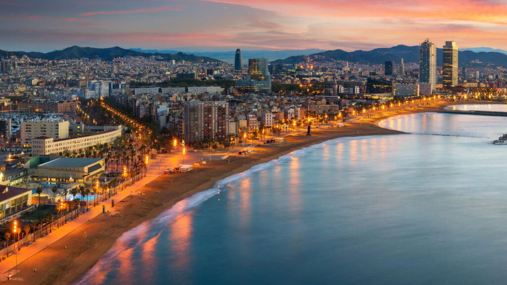 Essa cidade espanhola une arte, praia e cultura mediterrânea