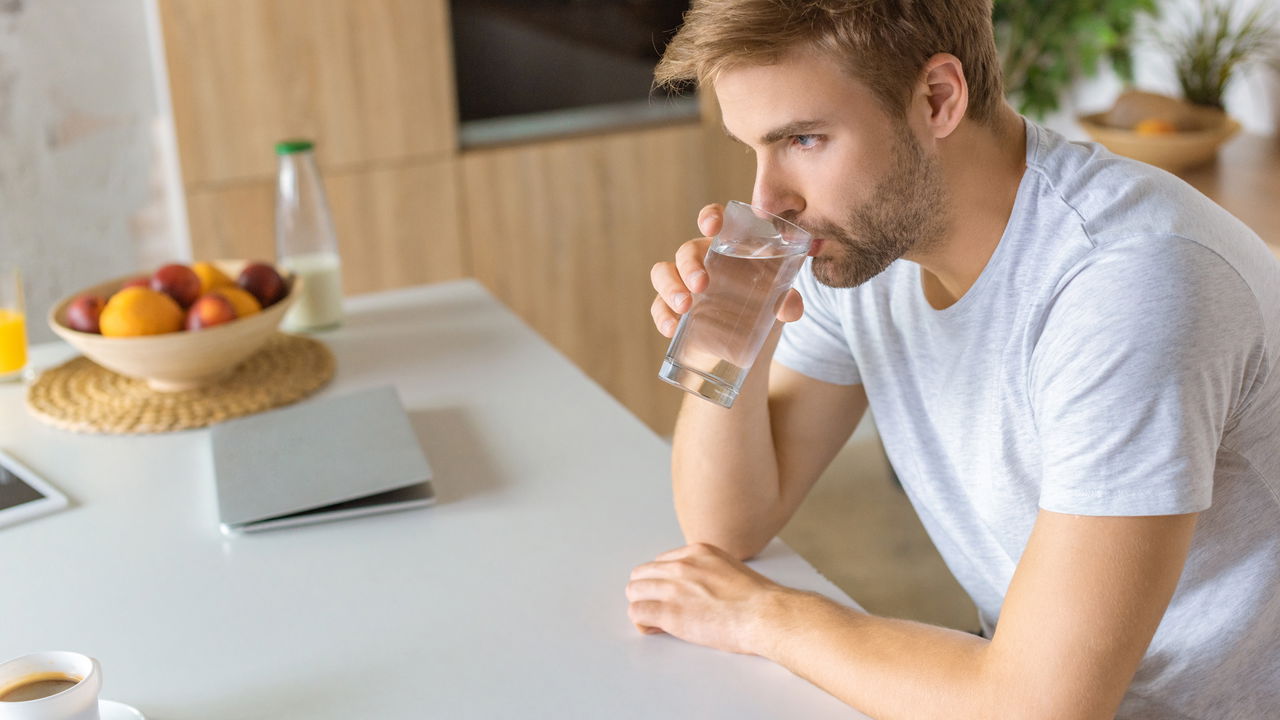 Beber isso ao acordar está ajudando muita gente a emagrecer