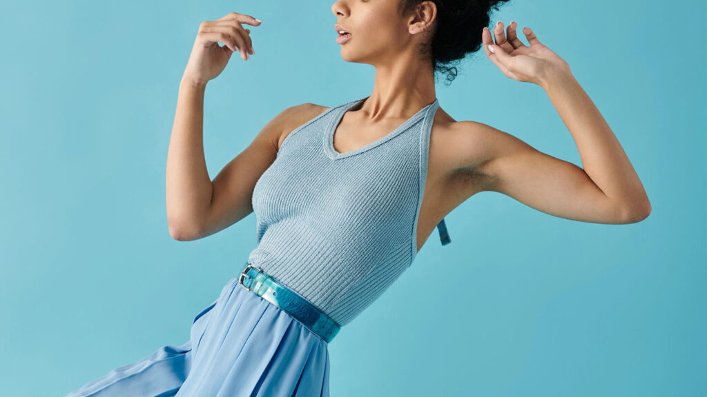 Blusa frente única vira aposta quente da moda em 2025