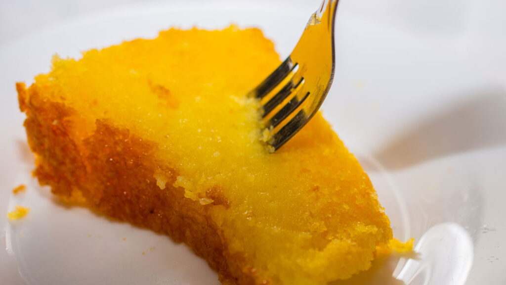 Esse bolo de milho cremoso está viralizando nas cozinhas
