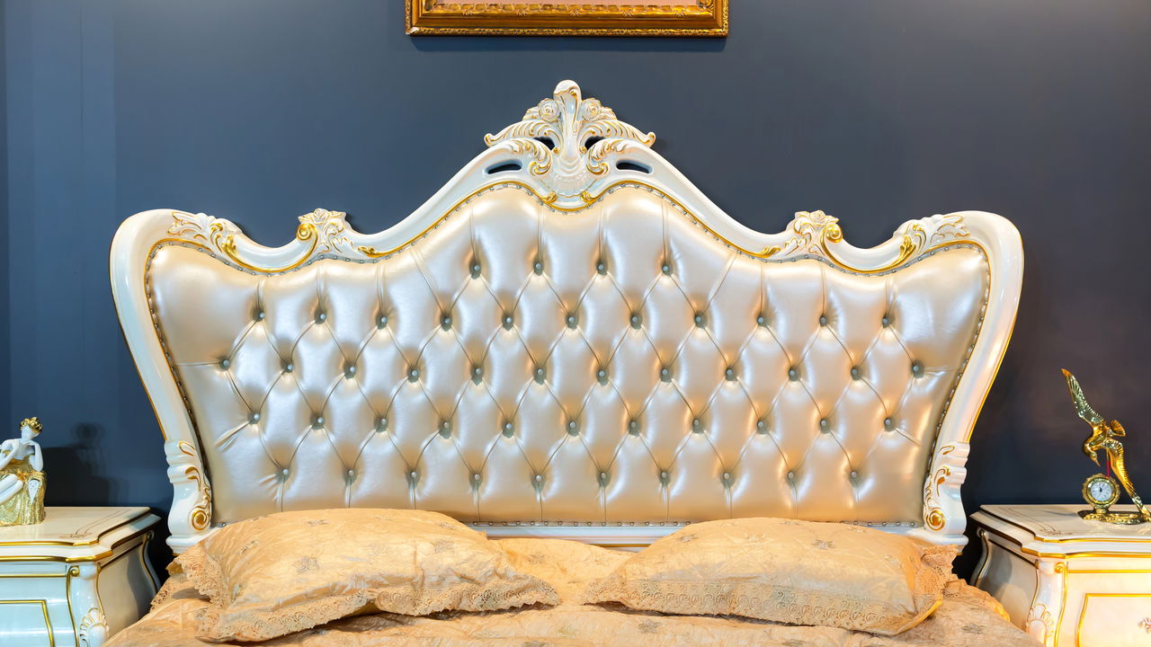 Essa cabeceira de cama artesanal parece feita sob medida