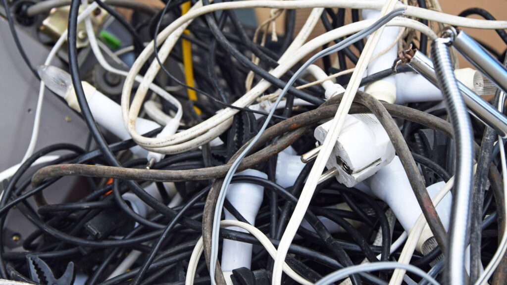 Não jogue fora, nem venda! Quem tem cabos velhos tem um tesouro em casa