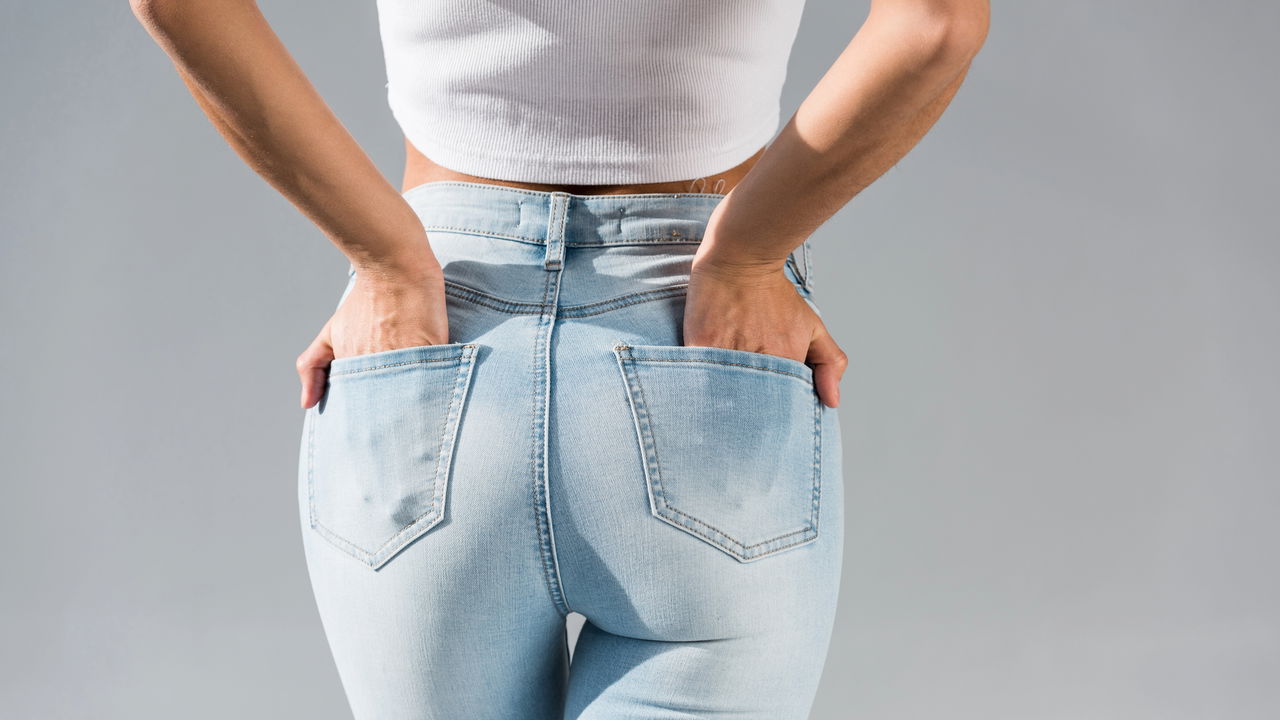 Blusa branca com jeans volta repaginada no verão 2025