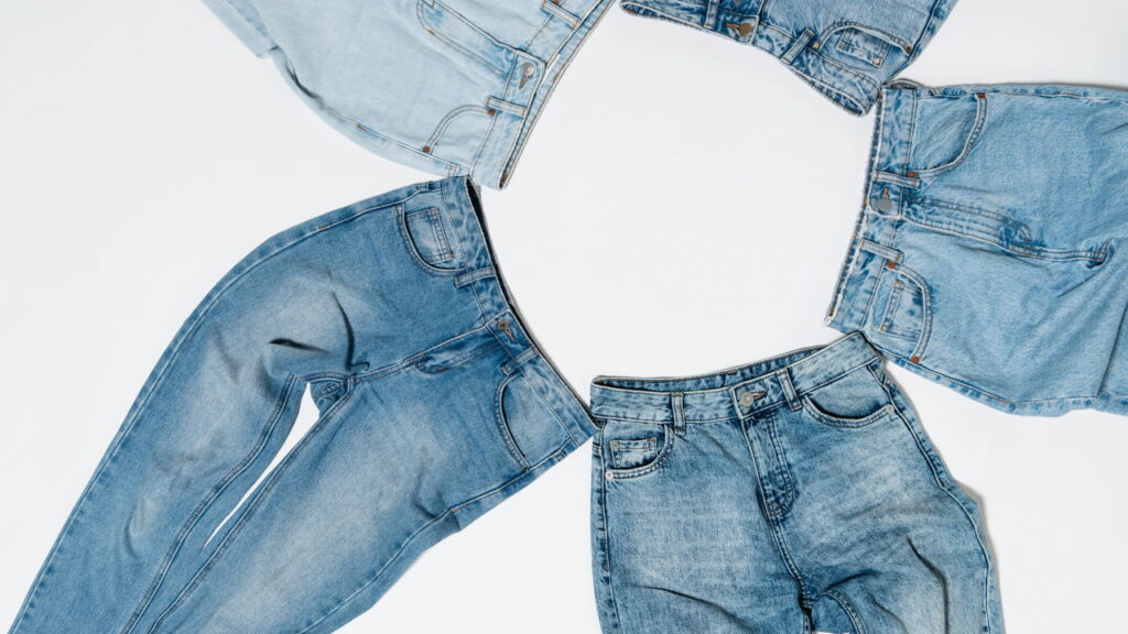 Calça jeans que dominou gerações volta repaginada