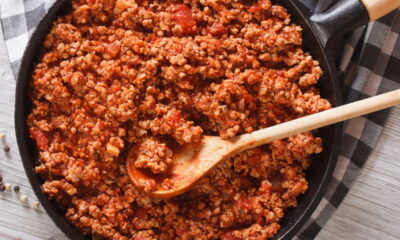 Essa receita com carne moída rende muito e salva o almoço