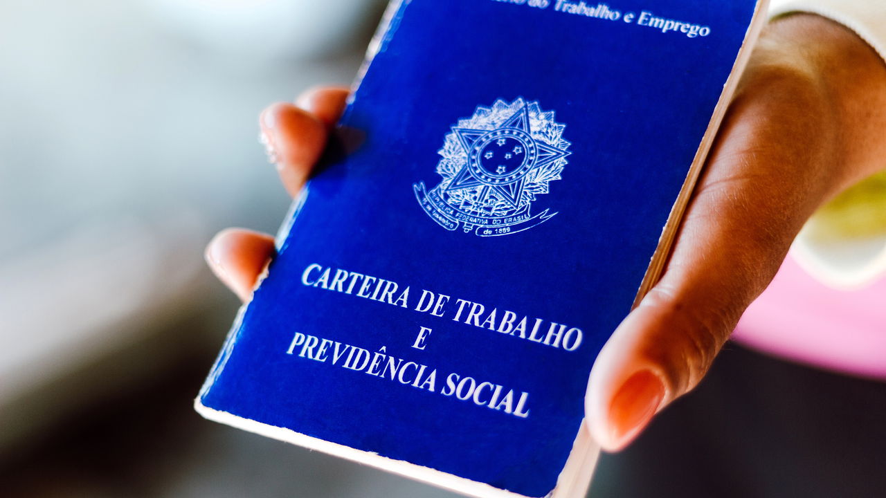 Aposentadoria sem idade mínima! Nova lei do INSS beneficia trabalhadores com carteira assinada