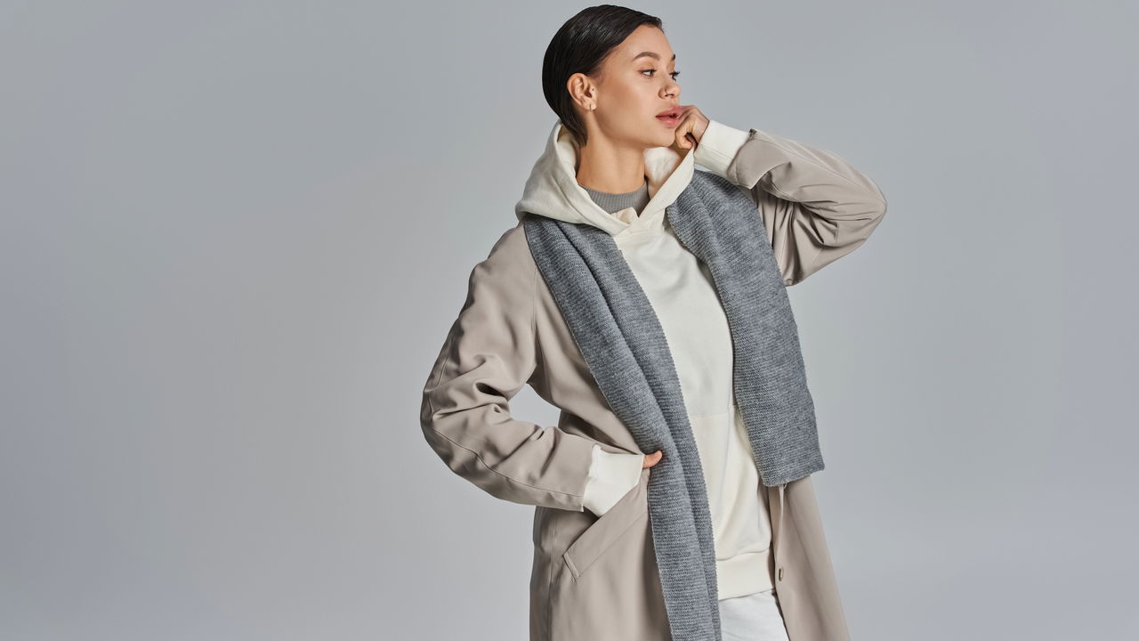 Detalhe no look com casaco longo que muda tudo