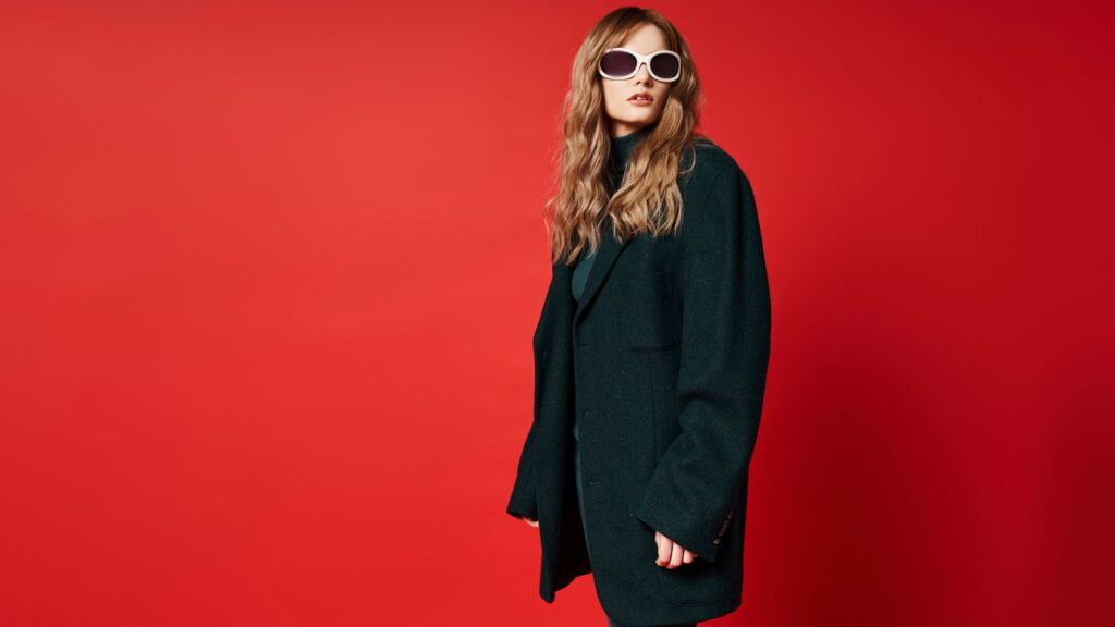 Casacos longos dominam o inverno com um detalhe inesperado