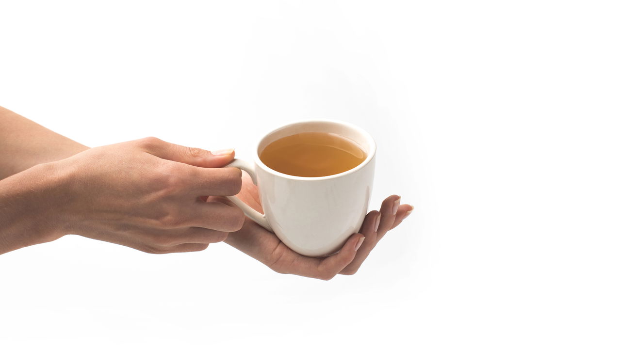 Tomar esse chá em jejum pode causar queimação e refluxo