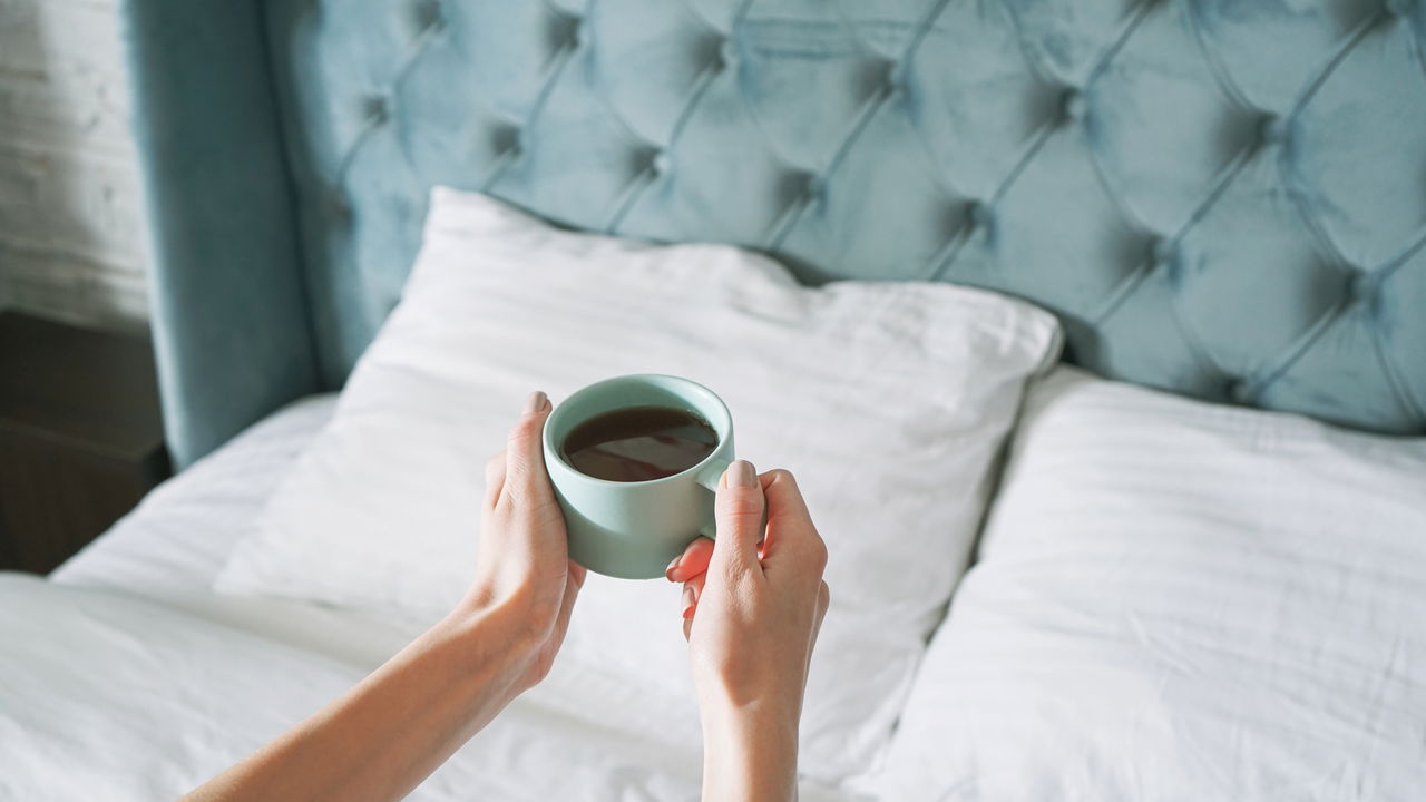 O chá que vem sendo mais eficaz que camomila para dormir