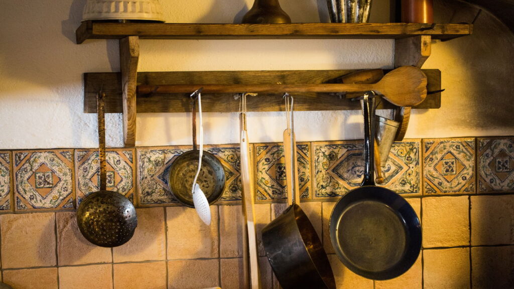 Azulejo gráfico dos anos 80 voltou e está repaginando as cozinhas