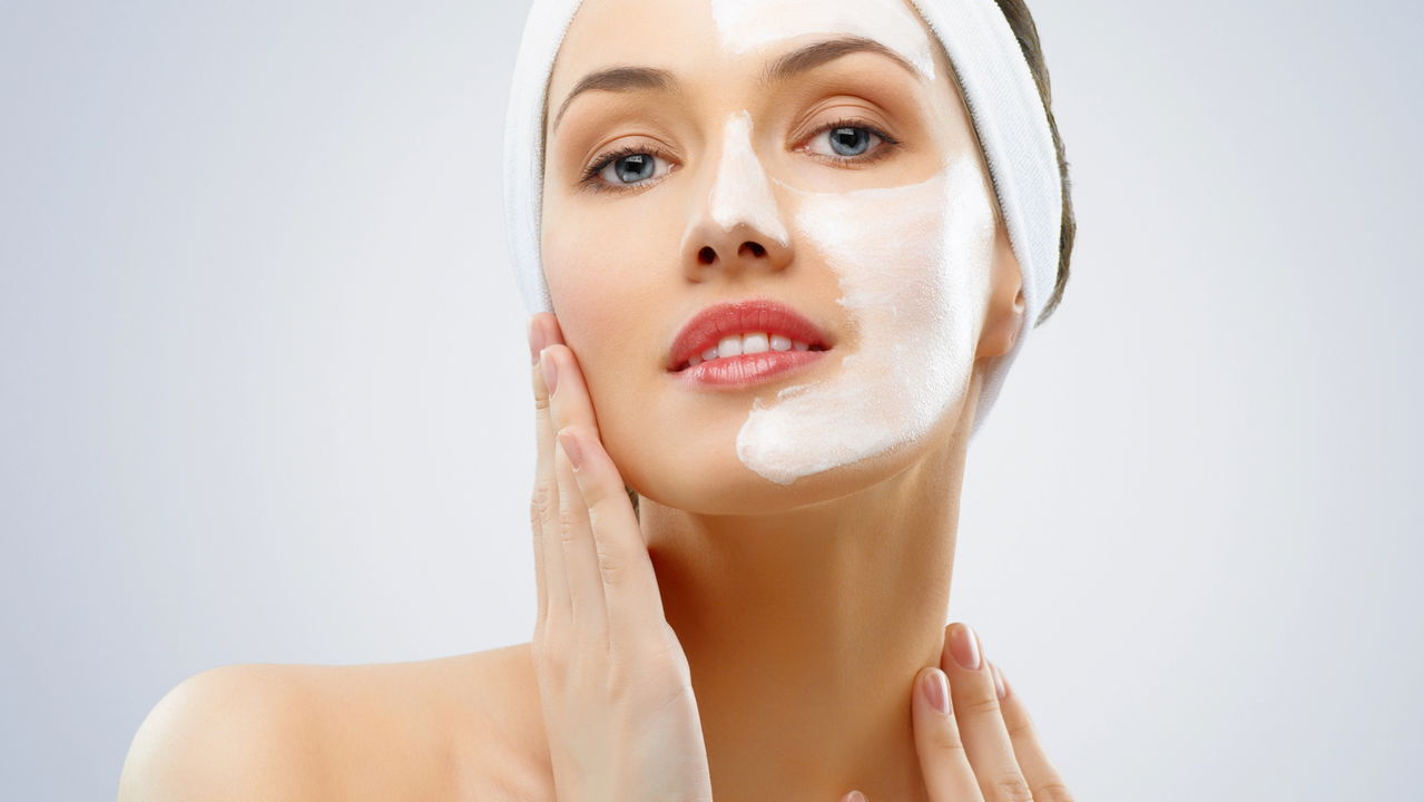 Cremes faciais que você nunca deve usar no verão
