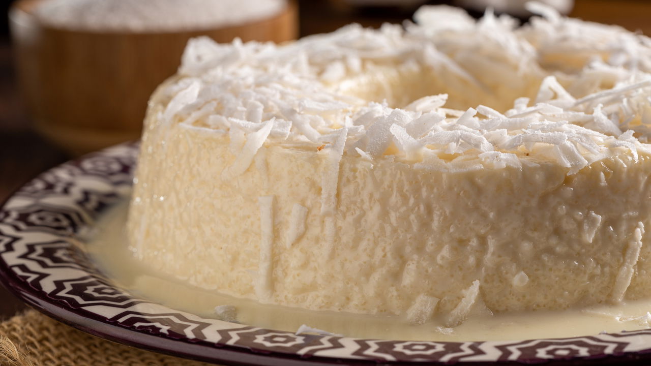 Bolo de tapioca gelado! A sobremesa que não vai ao forno e conquista o brasil!
