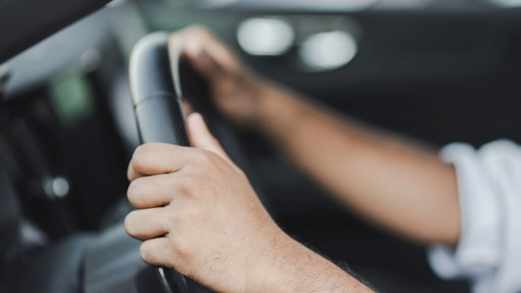 Diferença entre dirigir no bairro e na rodovia e os erros mais comuns de recém-habilitados