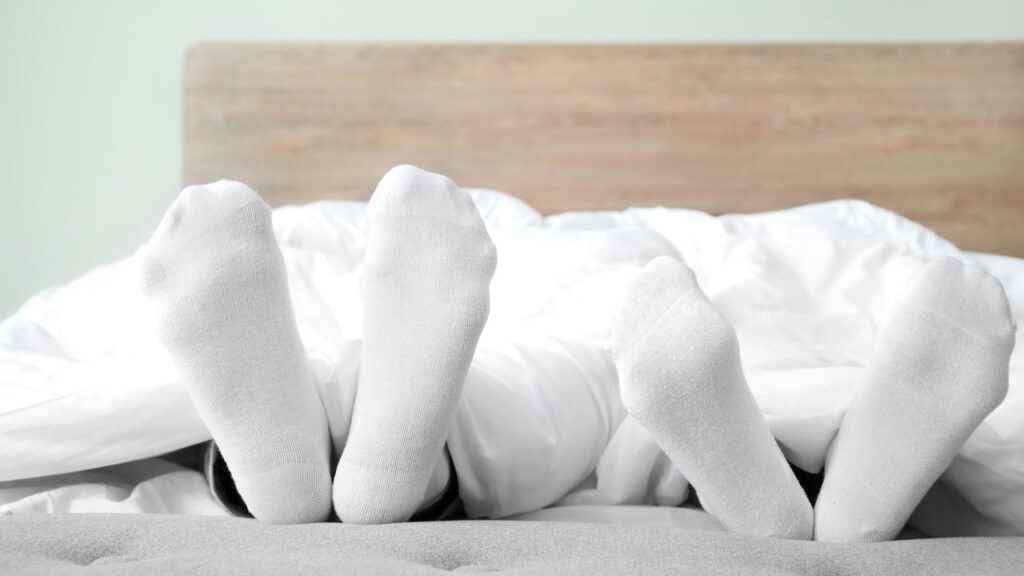 O que significa dormir com meias nos pés segundo a psicologia