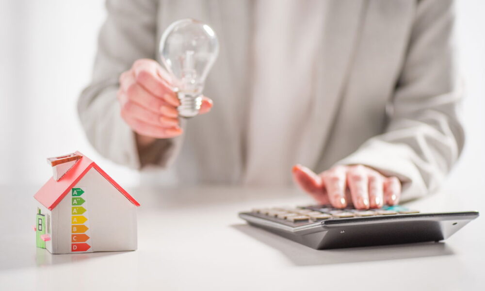 Imagem ilustrativa de "Economize na Conta de Luz: Dicas Sustentáveis para Conforto e Eficiência Energética"