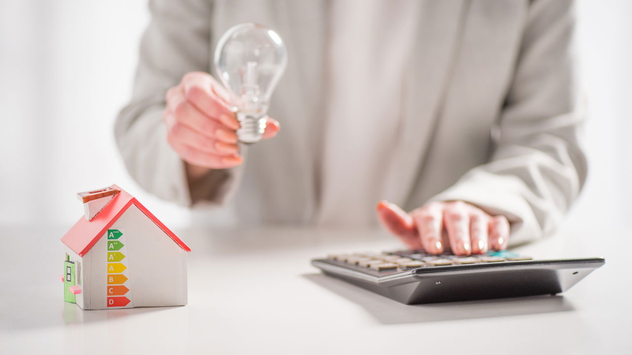 Mudanças simples que ajudam a economizar energia e abaixar a conta de luz