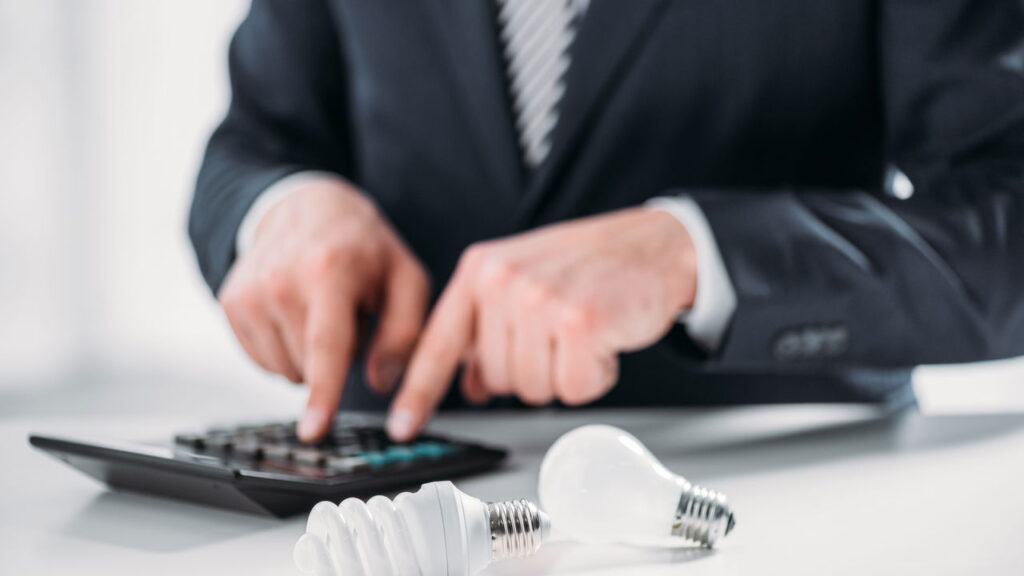 Mudanças simples que ajudam a economizar energia e abaixar a conta de luz