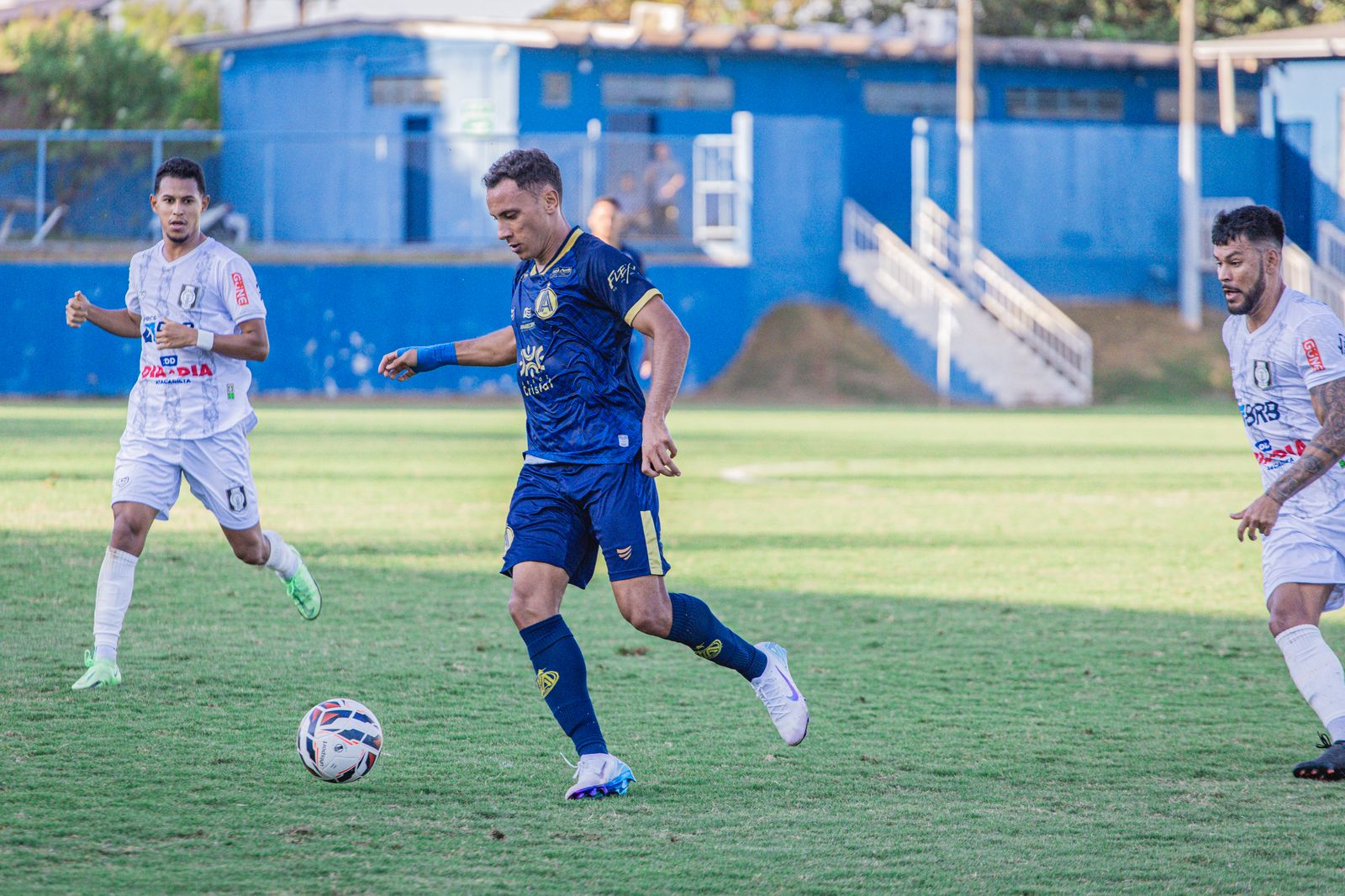 Ex-Botafogo, atacante destaca boa fase e traça meta no futebol goiano