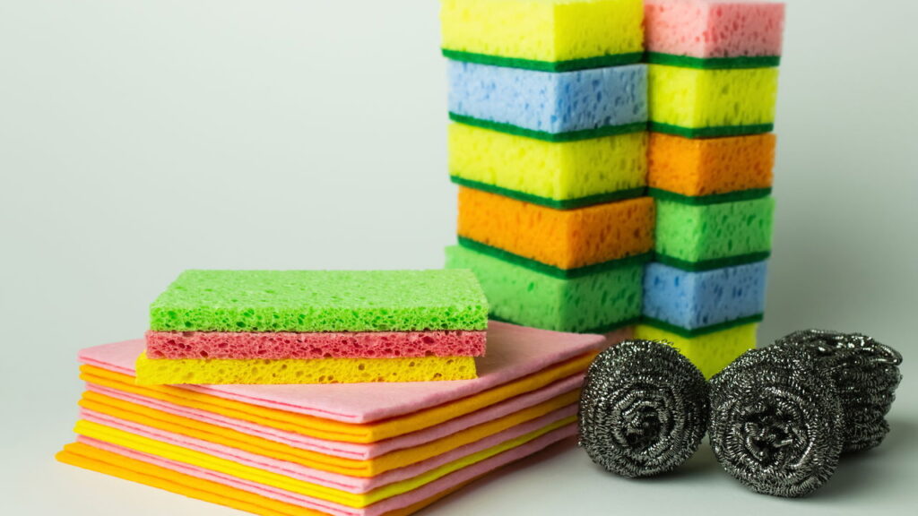 Trocar esponja de cozinha no tempo certo evita riscos à saúde