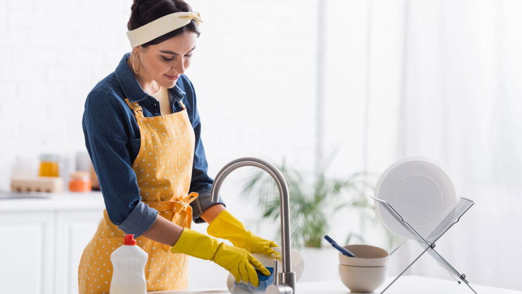 Como reaproveitar esponja antiga e economizar sem esforço