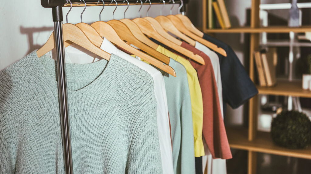 Técnica inteligente para organizar roupas sem repetir os looks