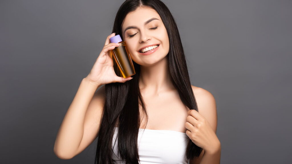 Vinagre de maçã deixa o cabelo mais brilhoso que sérum