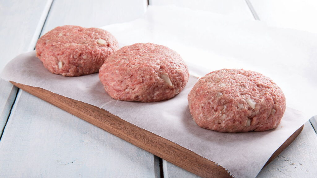 Hambúrguer caseiro com carne moída que derrete na boca