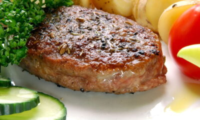 Hambúrguer caseiro com carne moída que derrete na boca