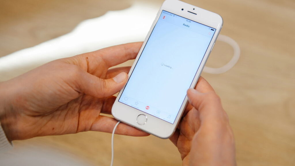 iPhone de entrada com iOS novo e preço abaixo de R$ 3.000