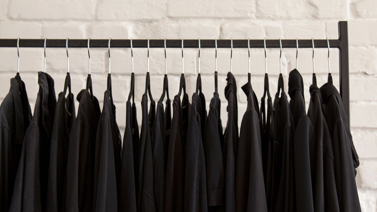 Erro comum pode estar desbotando suas roupas pretas
