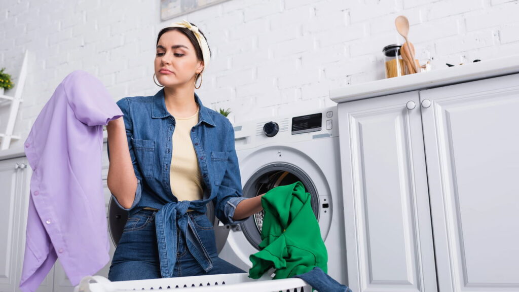 Como usar vinagre nas roupas e eliminar odores difíceis