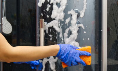 Truque poderoso deixa box do banheiro como novo