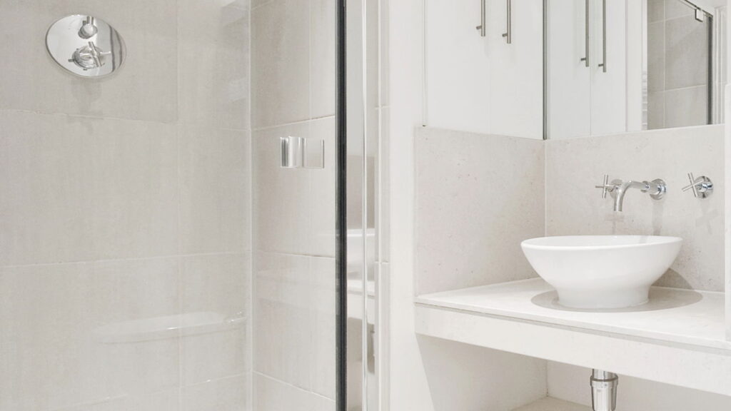 Truque poderoso deixa box do banheiro como novo