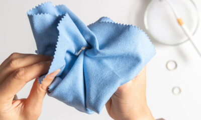 Saiba por que limpar joias em casa com bicarbonato é arriscado